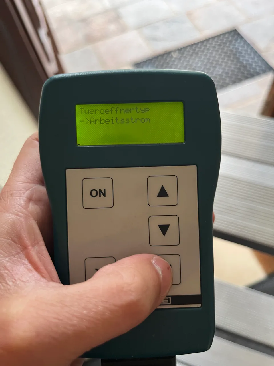 GEZE ST 220 mit der Anzeige Türöffnertyp und dem Eintrag Arbeitsstrom.