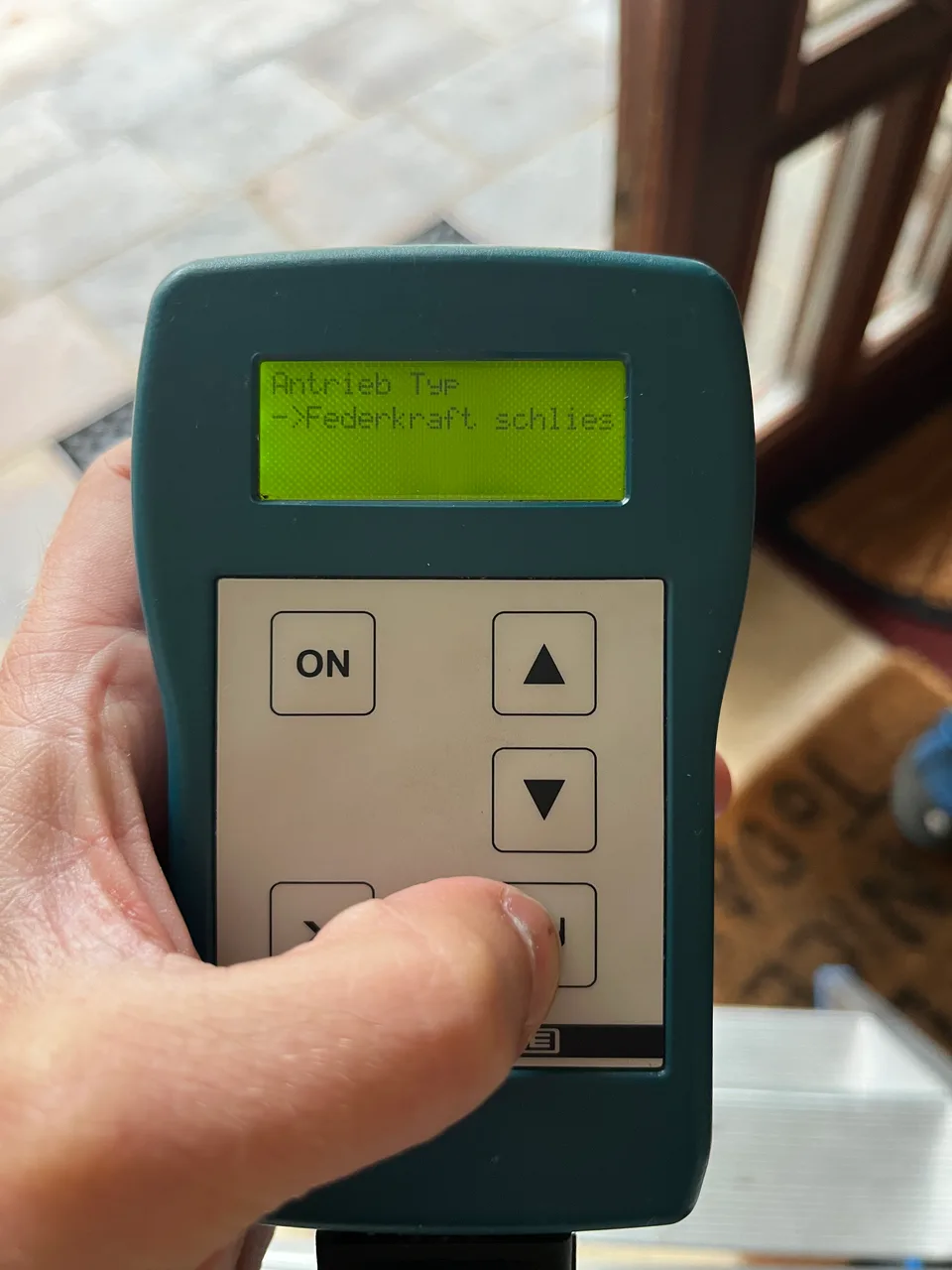 GEZE ST 220 mit der Anzeige Antrieb Typ und dem rechts verkürzten Eintrag Federkraft schlies.