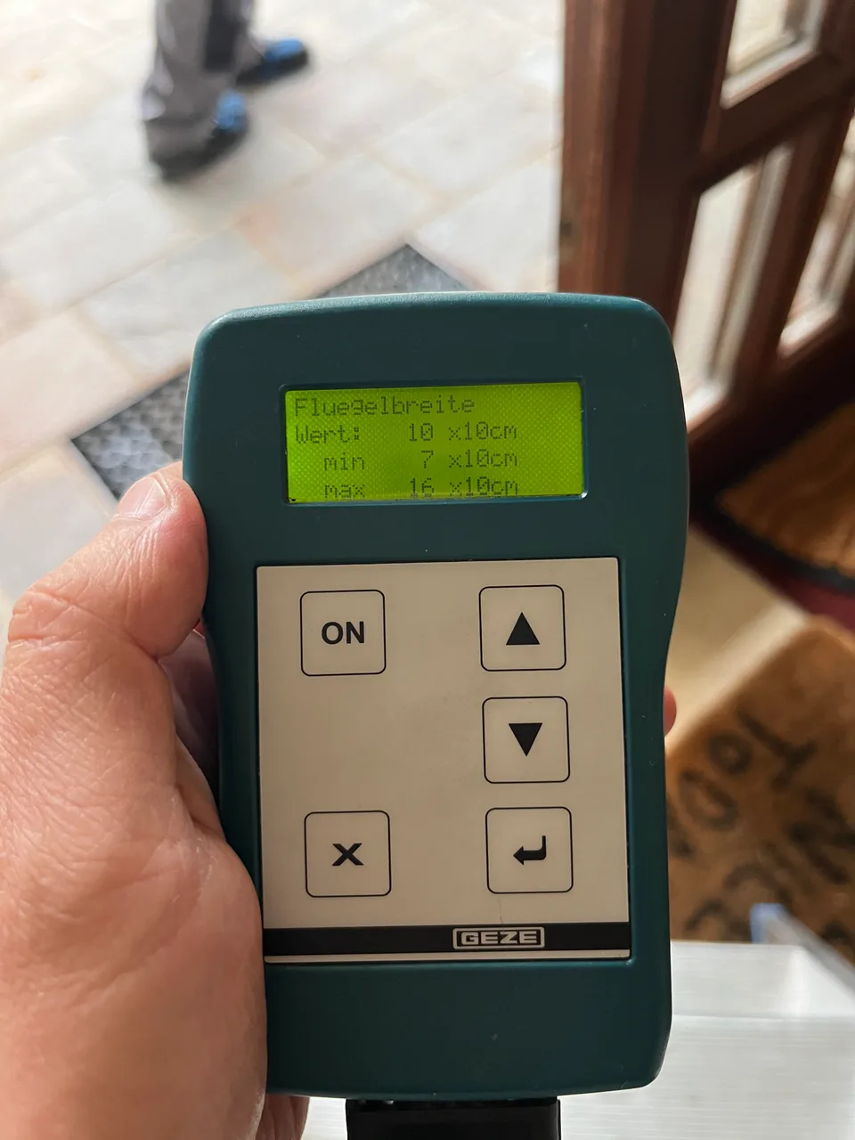GEZE ST 220 mit dem Parameter Flügelbreite: Wert 10 × 10 cm, Minimum 7 und Maximum 16 × 10 cm.